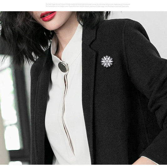 دبوس وشاح على شكل ندفة ثلجية مرصعة بالماس بالكامل