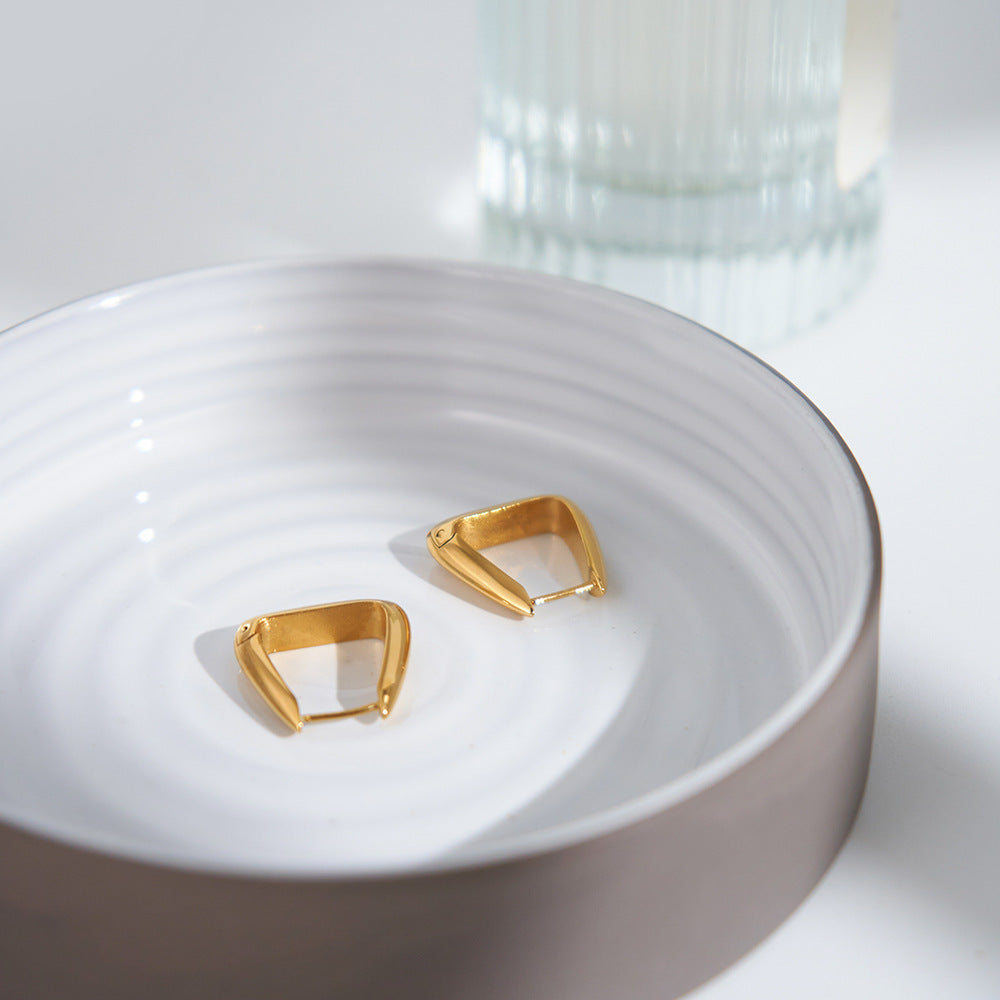 18 Karat Gold Titan Stahl Spezial-Interest-Design Geometrische Dreidimensionale Dreieck Ohrringe INS Stil