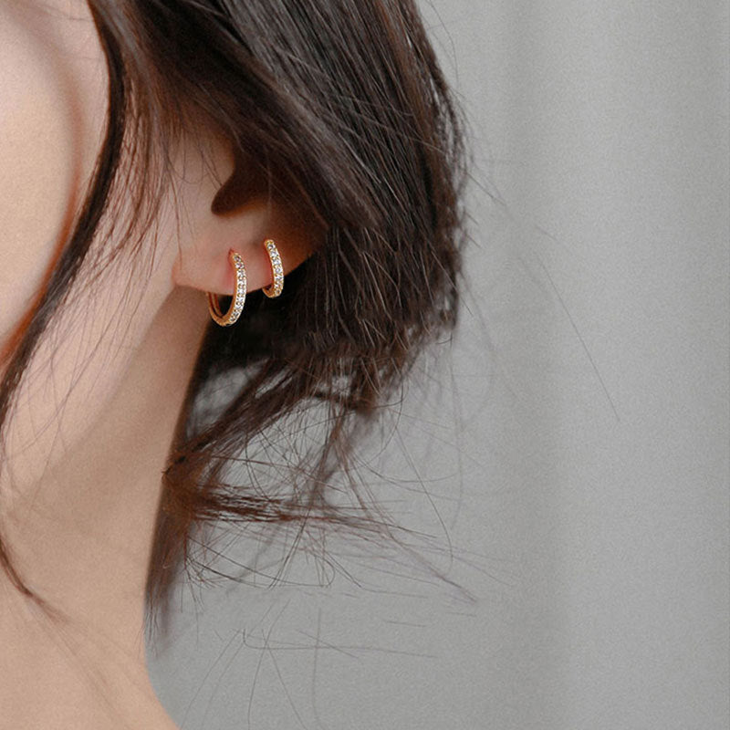 أقراط فضية أنيقة للنساء بمشبك