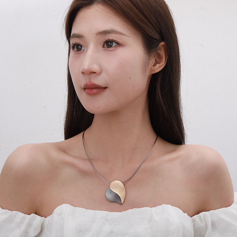 قلادة تشوكر عصرية مطرزة بحبك للنساء