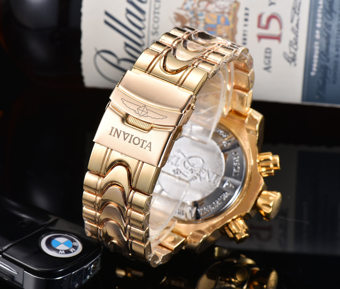 Quarzuhr mit hohlem Zifferblatt und Stahlarmband