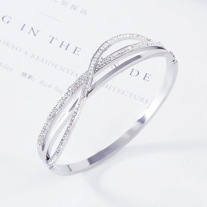 سوار من الفولاذ التيتانيوم مرصع بالماس بتصميم هندسي مخصص، مصنوع من الذهب الحقيقي في فرن الذهب الوردي، لا يتلاشى