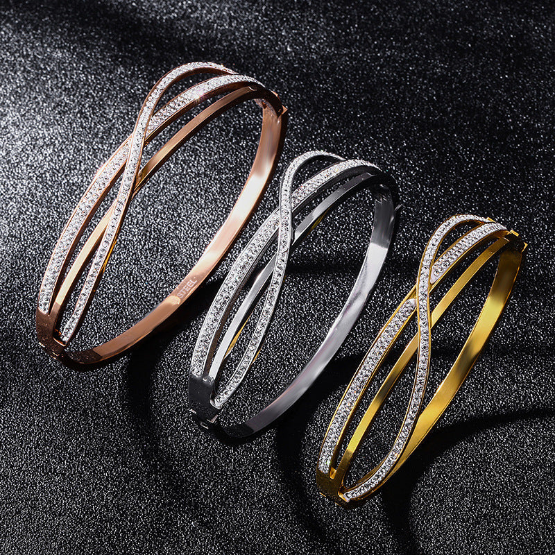 سوار من الفولاذ التيتانيوم مرصع بالماس بتصميم هندسي مخصص، مصنوع من الذهب الحقيقي في فرن الذهب الوردي، لا يتلاشى