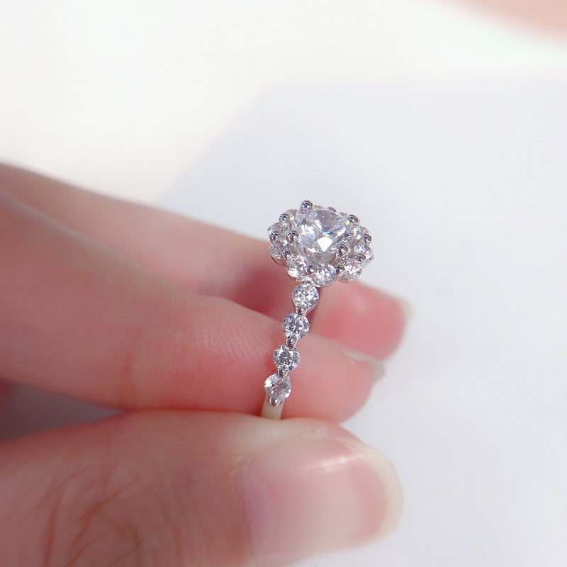 خاتم نسائي من الذهب عيار 18 قيراطًا مرصع بالمواسانيت