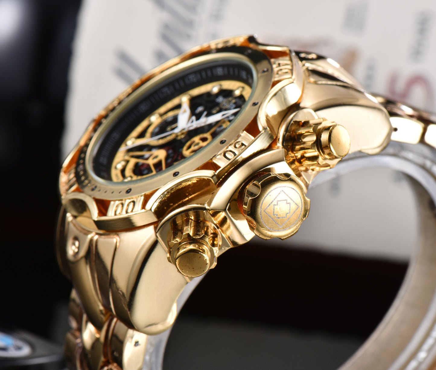 Quarzuhr mit hohlem Zifferblatt und Stahlarmband