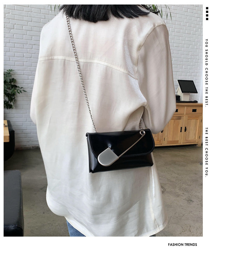 Pin chain shoulder bag