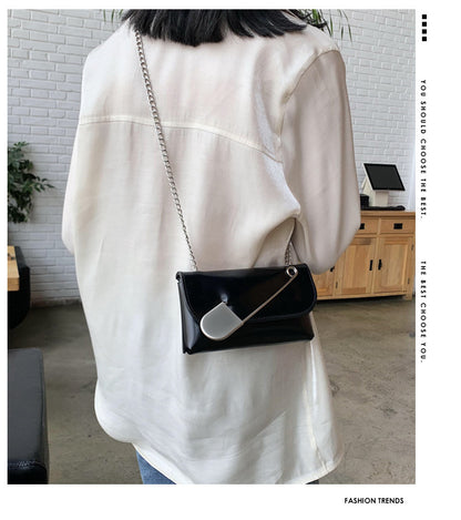 Pin chain shoulder bag