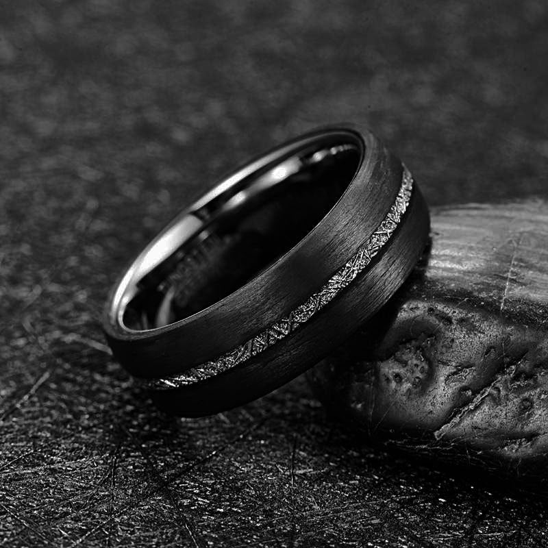 خاتم رجالي من الفولاذ التنغستن مرصع بألياف الكربون بعرض 8 مم
