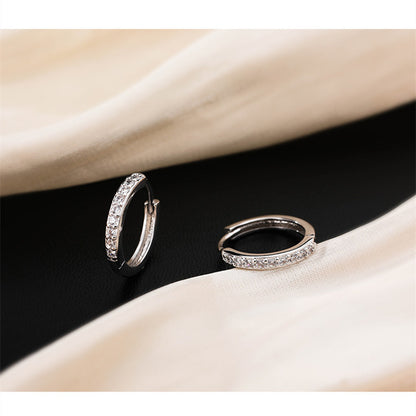 أقراط فضية أنيقة للنساء بمشبك