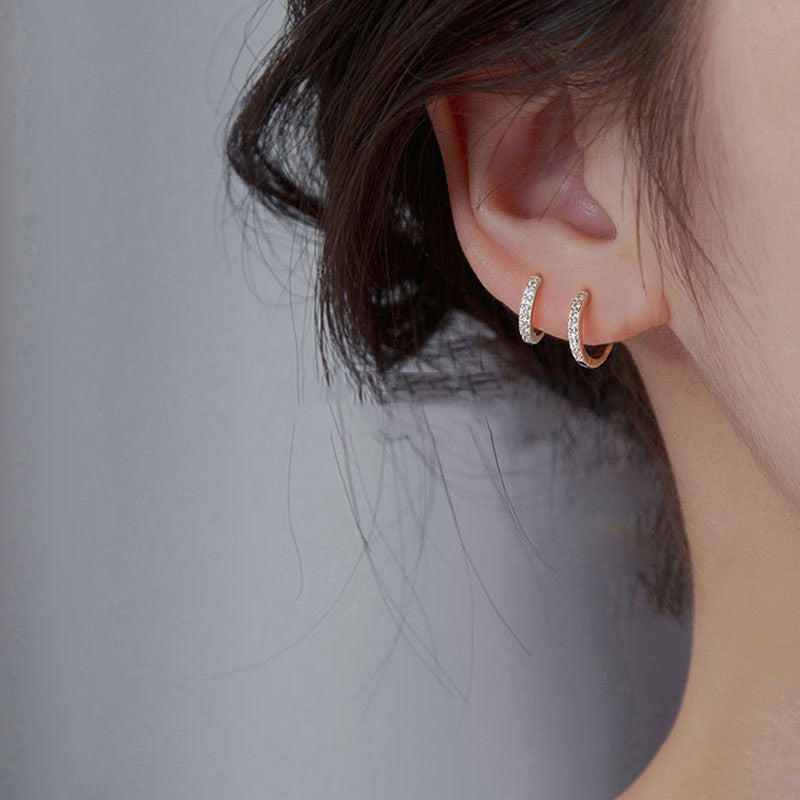 أقراط فضية أنيقة للنساء بمشبك