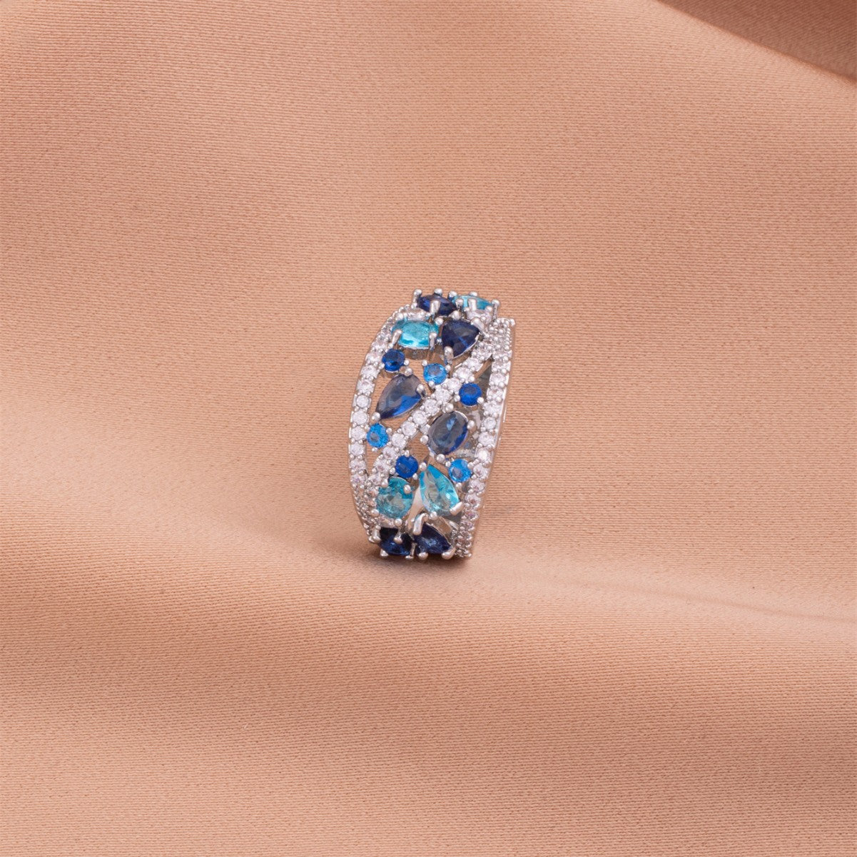 خاتم دائري مجوف ذو نسيج متقدم فريد من نوعه